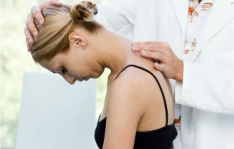 Pentru a identifica osteocondroza coloanei vertebrale, medicul efectuează un examen vizual